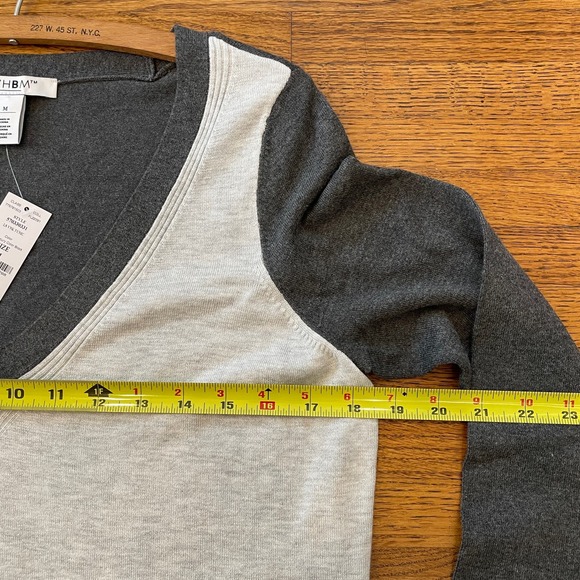 WHITE HOUSE BLACK MARKET Color Block Black Gray V-Neck Tunic Sweater Sz M NWT - Picture 7 of 11